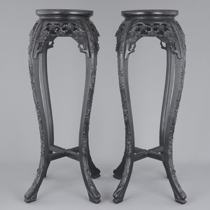 A tall pair of Chinese carved stands with marble top, 19th C. — foto 4