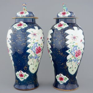 A tall pair of Chinese famille rose powder blue ground vases with covers, Qianlong, 18th C. — photo 2
