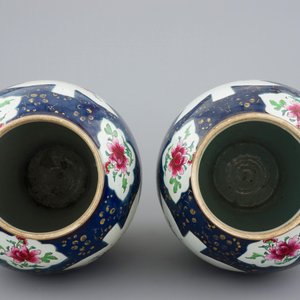 A tall pair of Chinese famille rose powder blue ground vases with covers, Qianlong, 18th C. — photo 5