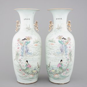 A tall pair of Chinese famille rose "Valentine" vases, 19th C. — photo 1