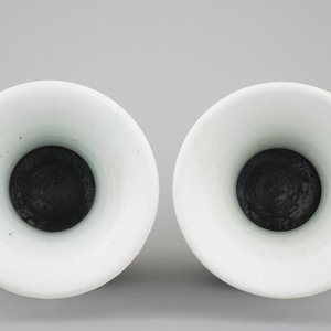A tall pair of Chinese famille rose "Valentine" vases, 19th C. — photo 5