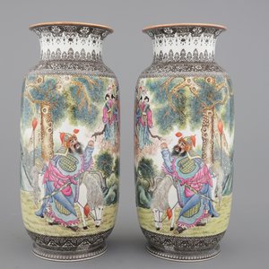 A tall pair of Chinese famille rose vases, Republic, 20th C. — photo 1
