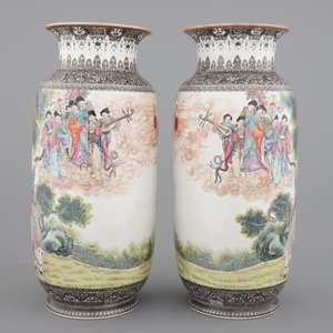 A tall pair of Chinese famille rose vases, Republic, 20th C. — photo 2