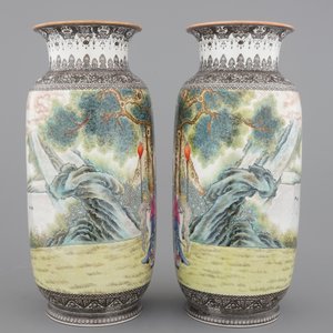 A tall pair of Chinese famille rose vases, Republic, 20th C. — photo 4