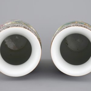 A tall pair of Chinese famille rose vases, Republic, 20th C. — photo 6