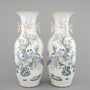 A tall pair of Chinese famille rose vases with beauties in a garden, 19th C. — photo 1