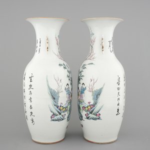 A tall pair of Chinese famille rose vases with beauties in a garden, 19th C. — photo 4