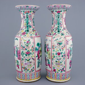 A tall pair of Chinese famille rose vases with court scenes, 19th C. — photo 2