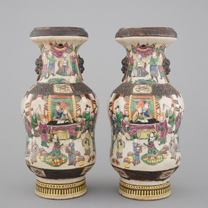 A tall pair of Chinese famille verte crackle glaze vases, Nanking, 19th C. — photo 1