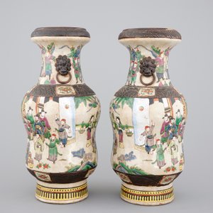 A tall pair of Chinese famille verte crackle glaze vases, Nanking, 19th C. — photo 2