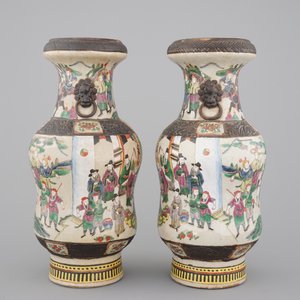 A tall pair of Chinese famille verte crackle glaze vases, Nanking, 19th C. — photo 3