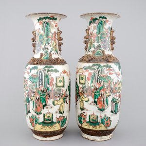 A tall pair of Chinese famille verte crackle glaze vases, Nanking, 19th C. — photo 1