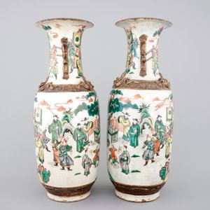 A tall pair of Chinese famille verte crackle glaze vases, Nanking, 19th C. — photo 2