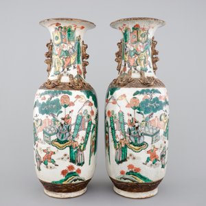 A tall pair of Chinese famille verte crackle glaze vases, Nanking, 19th C. — photo 3