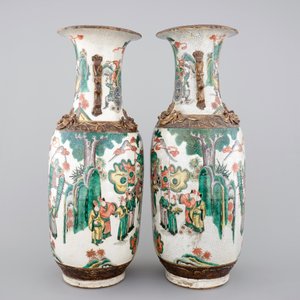 A tall pair of Chinese famille verte crackle glaze vases, Nanking, 19th C. — photo 4