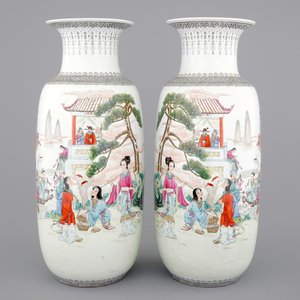 A tall pair of Chinese porcelain famille rose vases, Jingdezhen, 20th C. — foto 1