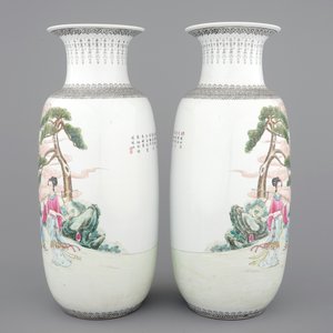 A tall pair of Chinese porcelain famille rose vases, Jingdezhen, 20th C. — foto 2