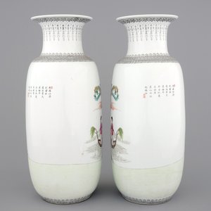 A tall pair of Chinese porcelain famille rose vases, Jingdezhen, 20th C. — foto 3
