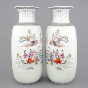 A tall pair of Chinese porcelain famille rose vases, Jingdezhen, 20th C. — foto 4