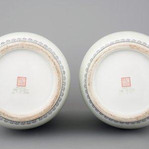 A tall pair of Chinese porcelain famille rose vases, Jingdezhen, 20th C. — foto 6