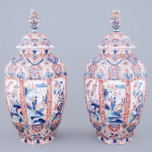 A tall pair of Dutch Delft cashmere palette vases and covers, 19th C. — 照片 1