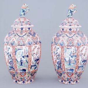 A tall pair of Dutch Delft cashmere palette vases and covers, 19th C. — 照片 2