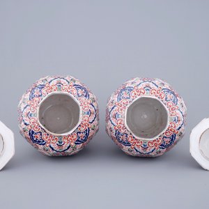 A tall pair of Dutch Delft cashmere palette vases and covers, 19th C. — 照片 5