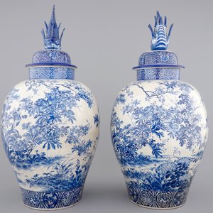 A tall pair of Japanese Arita porcelain blue and white vases and covers, ca. 1860 — photo 2