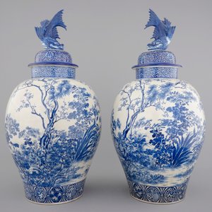 A tall pair of Japanese Arita porcelain blue and white vases and covers, ca. 1860 — photo 4