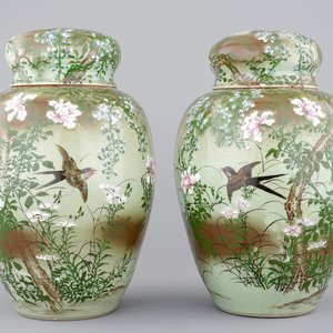 A tall pair of Japanese celadon-ground vases with covers, ca. 1880 — 照片 1