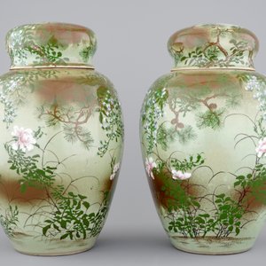 A tall pair of Japanese celadon-ground vases with covers, ca. 1880 — 照片 2