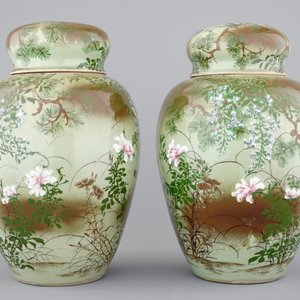 A tall pair of Japanese celadon-ground vases with covers, ca. 1880 — 照片 3