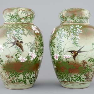 A tall pair of Japanese celadon-ground vases with covers, ca. 1880 — 照片 4