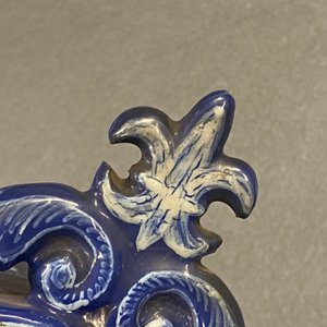 A tall pocket watch holder in blue-ground Saint-Omer faience, France, 18th C. — 照片 14