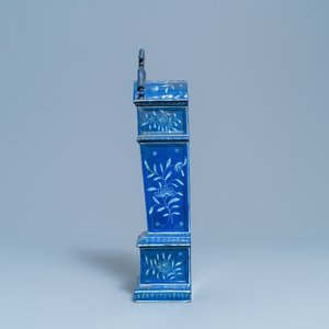 A tall pocket watch holder in blue-ground Saint-Omer faience, France, 18th C. — 照片 3