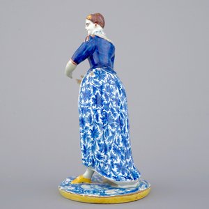 A tall polychrome Dutch Delft figure of a lady, ca. 1800 — 照片 2