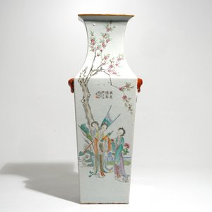 A tall square Chinese famille rose vase, 19/20th C. — photo 3