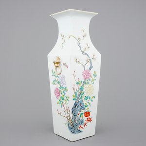 A tall square Chinese famille rose vase, 19th C. — photo 1