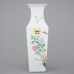 A tall square Chinese famille rose vase, 19th C. — photo 3