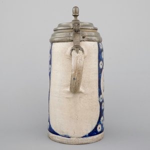 A tall Westerwald incised and pewter-mounted beer stein with deers and birds, 17th C. — photo 3