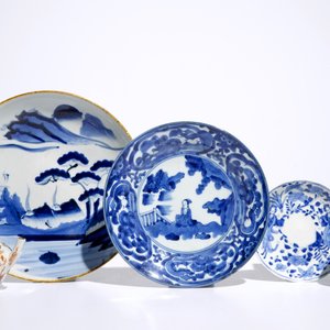 A teapot, two plates and a cup and saucer in Japanese Arita and Imari porcelain, 17/18th C. — photo 2