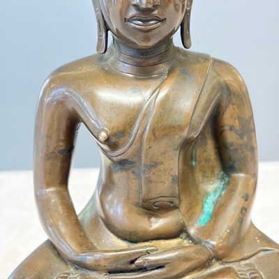 A Thai bronze figure of a seated Buddha Shakyamuni — foto 4