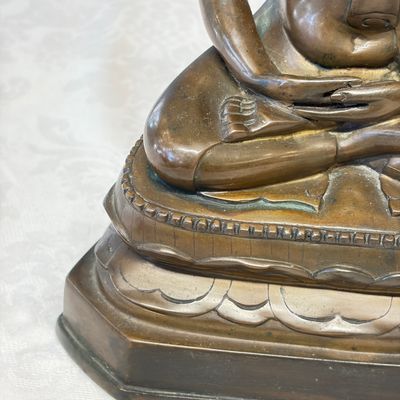 A Thai bronze figure of a seated Buddha Shakyamuni — foto 5
