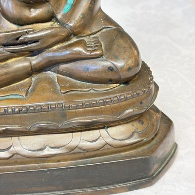 A Thai bronze figure of a seated Buddha Shakyamuni — foto 6