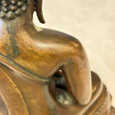 A Thai bronze figure of a seated Buddha Shakyamuni — foto 10