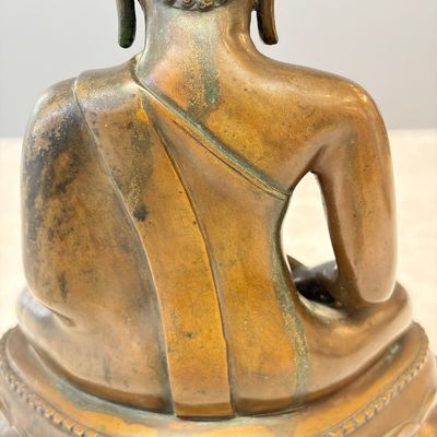 A Thai bronze figure of a seated Buddha Shakyamuni — foto 12