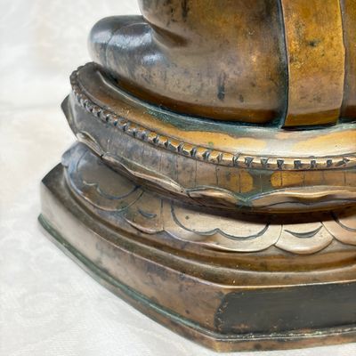 A Thai bronze figure of a seated Buddha Shakyamuni — foto 13