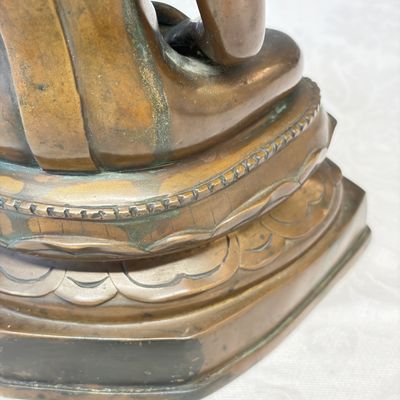 A Thai bronze figure of a seated Buddha Shakyamuni — foto 14