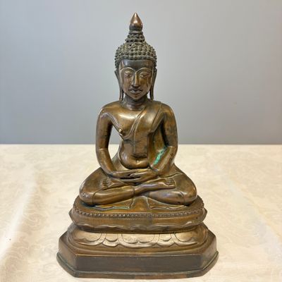 A Thai bronze figure of a seated Buddha Shakyamuni — foto 1