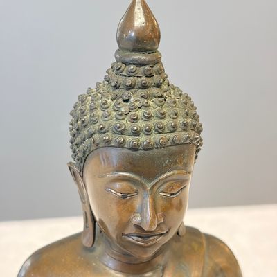 A Thai bronze figure of a seated Buddha Shakyamuni — foto 2